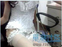 老公让我穿丝袜勾引朋友,一场意外的情感漩涡